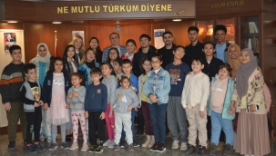 Egeli öğrenciler, görme engelli çocuklara masal anlattı