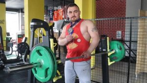 Engelli sporcu şampiyonluk ödülünü depremzedelere bağışladı