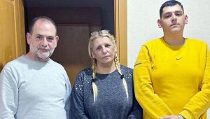 Enkazdan yara almadan çıktı, otomobil çarptı