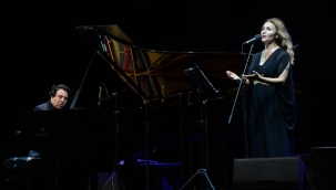 Depremzedeler için İzmir'de iki kez sahnedeler