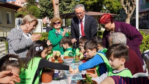 Gaziemir Ata Evi'nde çocuklar ve yaşlılar birlikte çiçek diktiler