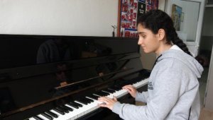 Görme engelli depremzede Damlagül'ün hayali piyanist olmak