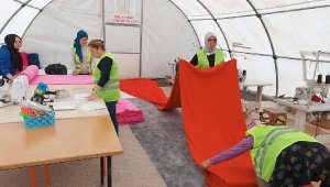İslahiye'de depremzedeler için dikiş atölyesi çadırı kurdular