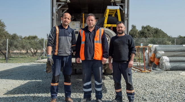 İzmir Büyükşehir Belediyesi ekipleri, yolda kalan araçları tamir ediyor