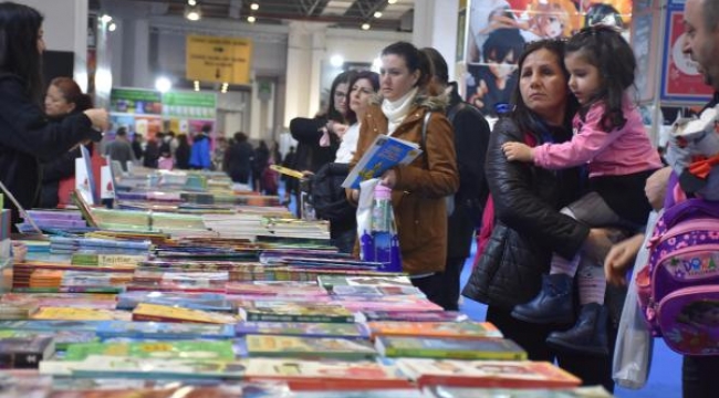 İzmir Kitap Fuarı, 300 yayınevi ile açıldı