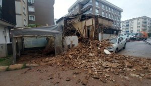 İzmir'de bina çöktü; otomobil hasar gördü