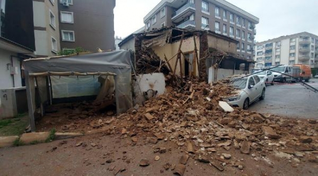 İzmir'de bina çöktü; otomobil hasar gördü