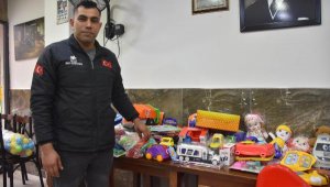 İzmir'de cezaevinde kalan çocuklara oyuncak