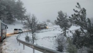 İzmir'de kar yolları kapadı, tuzlama yapıldı