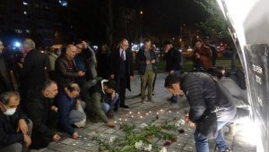 İzmir'deki deprem anıtında hayatını kaybedenler için anma töreni düzenlendi