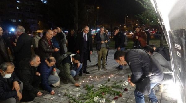 İzmir'deki deprem anıtında hayatını kaybedenler için anma töreni düzenlendi