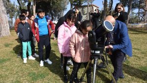 İzmir'deki depremzede çocuklar gözlemevinde uzayı inceledi