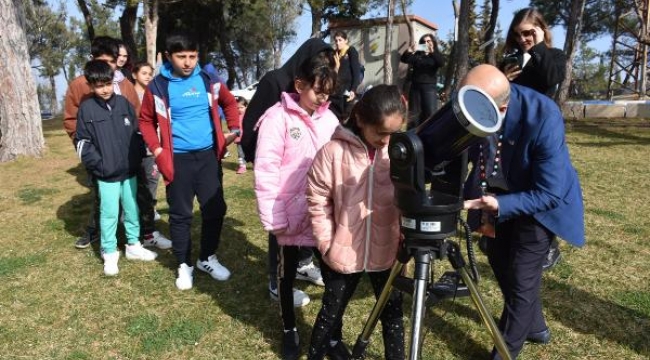 İzmir'deki depremzede çocuklar gözlemevinde uzayı inceledi