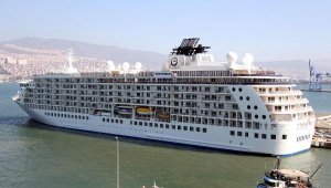 İzmir'e, yılın ilk kruvaziyer gemisi geldi