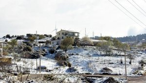 İzmir'in yüksek kesimlerine kar yağdı
