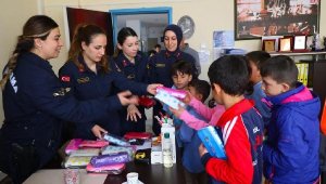 Jandarma, depremzede çocuklarla buluştu