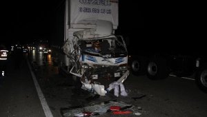 Kamyonet, TIR'a arkadan çarptı: 1 ölü, 2 yaralı