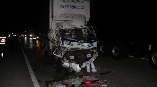Kamyonet, TIR'a arkadan çarptı: 1 ölü, 2 yaralı