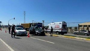 Kamyonun çarptığı otomobilin sürücüsü öldü, oğlu yaralandı