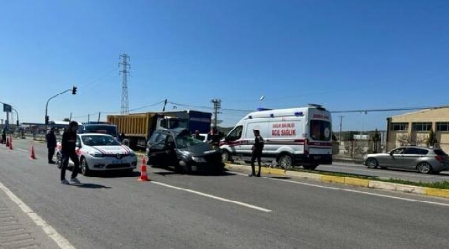 Kamyonun çarptığı otomobilin sürücüsü öldü, oğlu yaralandı