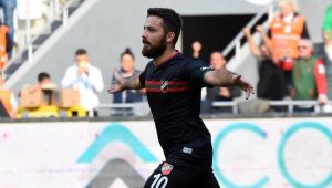 Karşıyaka'da Emre direkleri dövdü