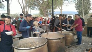 Keşkek kazanları bu yıl depremde hayatını kaybedenler için kuruldu