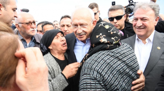 Kılıçdaroğlu, Başkan İduğ ile Bornova Belediyesi'nin çadır kentinde 