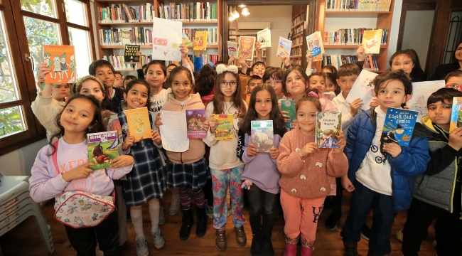 Konaklı öğrencilerden, deprem bölgesindeki çocuklara kitap