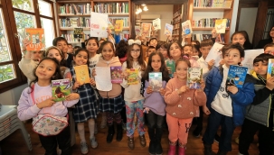 Konaklı öğrencilerden, deprem bölgesindeki çocuklara kitap