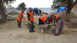 Köylü kadınlar, tarihi restorasyonda çalışıyor