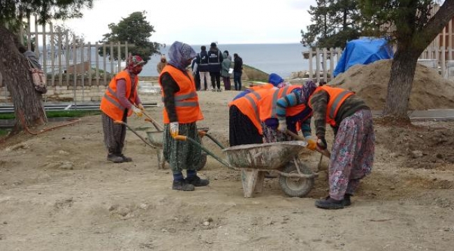 Köylü kadınlar, tarihi restorasyonda çalışıyor