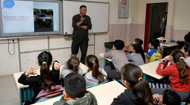 Kuşadası Belediyesi'nden öğrencilere sinekle mücadele eğitimi