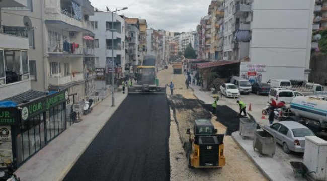 Kuşadası İki Çeşmelik Caddesi'nde asfaltlama çalışması