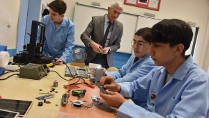 Liselilerden, depremzedeler için güneş enerjili taşınabilir şarj cihazı