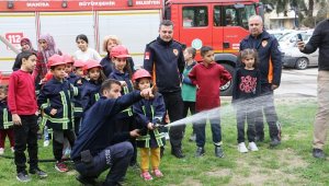 Manisa Büyükşehir İtfaiyesi, depremzede minikleri ağırladı