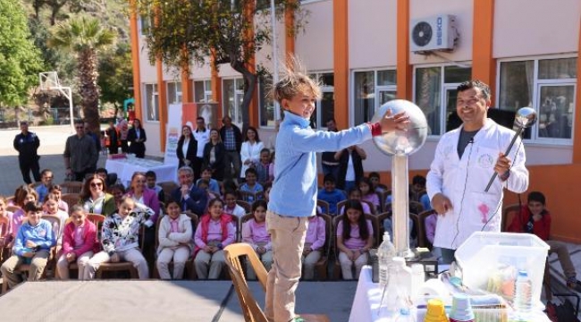 Marmaris'te çocuklar eğlenceli bilimle tanıştı