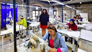 Meslek Fabrikası'nda depremzedeler için iç çamaşırı üretiliyor
