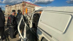 Minibüs duran kamyona çarptı: 2 ölü, 4 yaralı