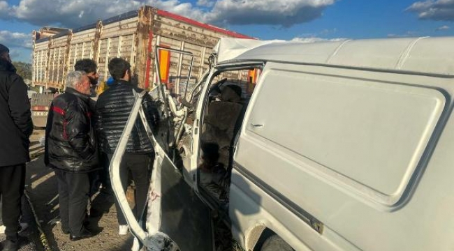 Minibüs duran kamyona çarptı: 2 ölü, 4 yaralı