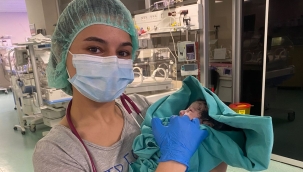 Bebeklerine İzmirli doktorun adını verdiler