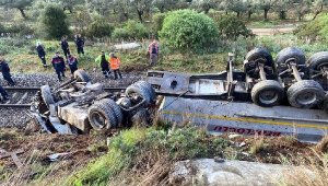Raylara düşen hafriyat kamyonunun şoförü öldü
