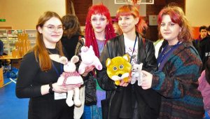 Romanya ve Polonyalı öğrenciler, çocuklara pelüş oyuncak getirdi