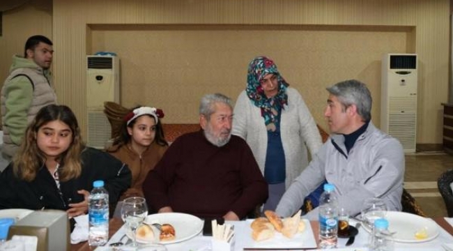 Sahurda depremzedelerle bir araya geldiler