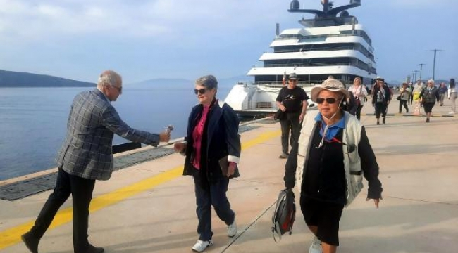 Sezonun ilk kruvaziyeri geldi! Zengin turistler Bodrum'da