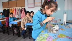 Sınıfa yardım kumbarası koydular