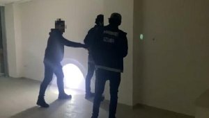 Tavan arasına gizlenen 1,8 kilo kokainle yakalandılar