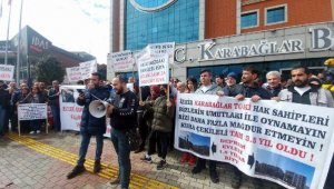TOKİ hak sahiplerinden Karabağlar Belediyesi önünde eylem