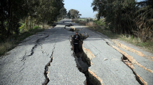 Yolun 2 kilometresi depremde yarıldı