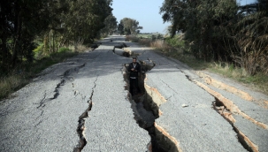 Yolun 2 kilometresi depremde yarıldı