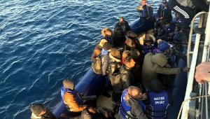 Yunanistan'ın geri ittiği 31 kaçak göçmen kurtarıldı